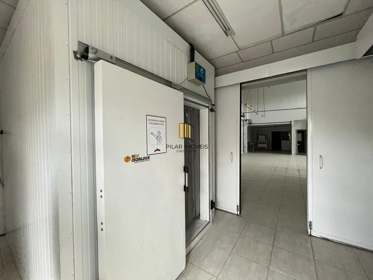 Prédio Comercial à venda com 5 salas, 400m², 6 vagas, Rua Laudelino Freire no bairro Sarandi em Porto Alegre