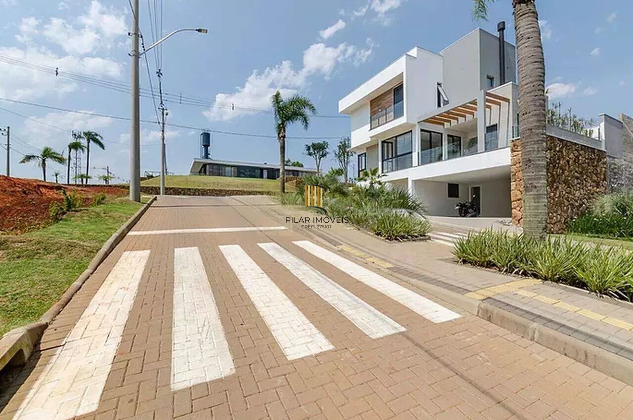 Casa em condomínio com 3 dormitórios, suíte e 2 vagas.