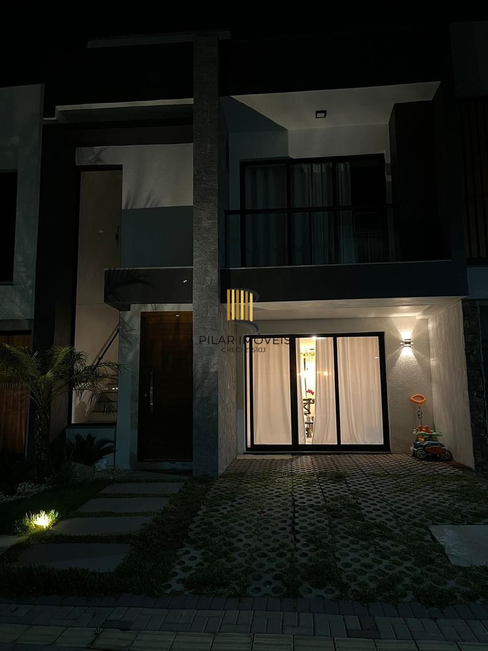 Casa em condomínio com 3 dormitórios, suíte e 2 vagas.