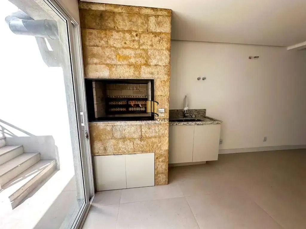 Casa com 3 dormitórios, suíte, churrasqueira, lareira e 2 vagas de garagem.