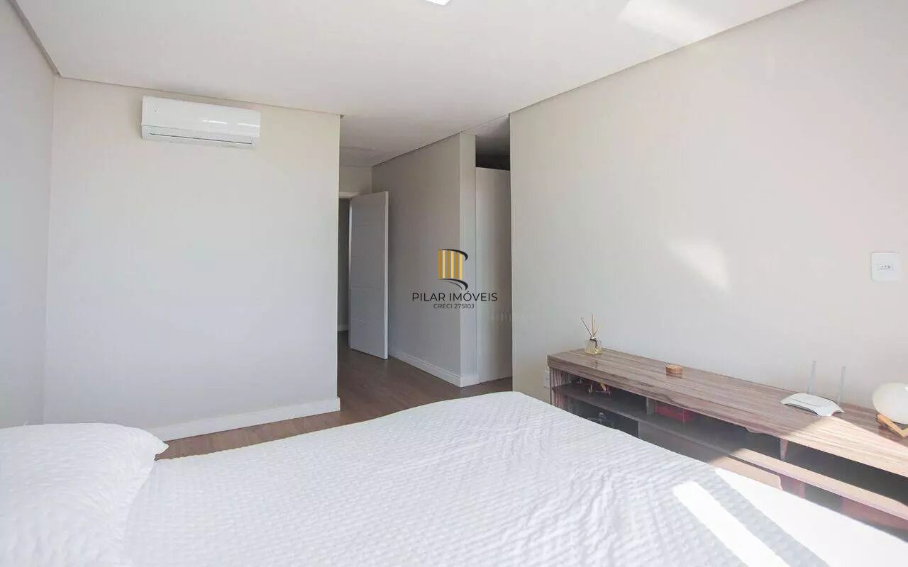 Casa em condomínio com 3 dormitórios, suíte e 2 vagas.