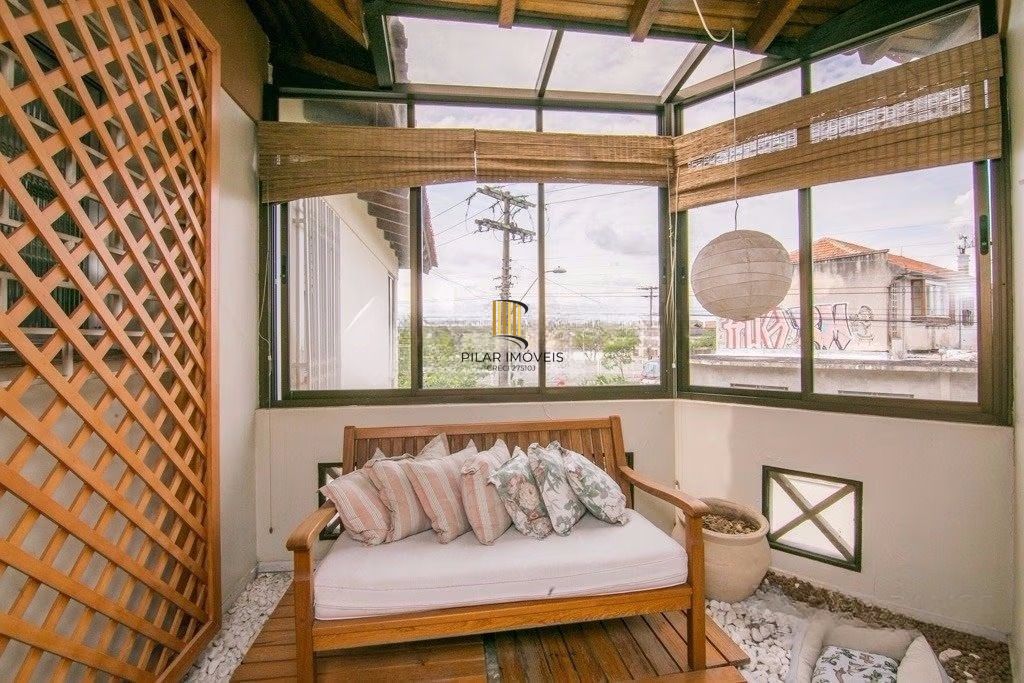 Casa de esquina com 6 dormitórios, 430m², piscina, 4 vagas