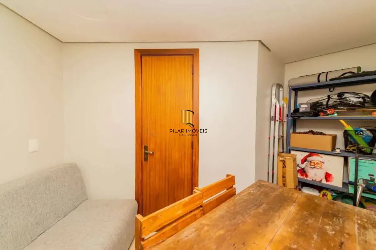 Casa em condomínio com 3 dormitórios, revertido em 2, suíte e 2 vagas.