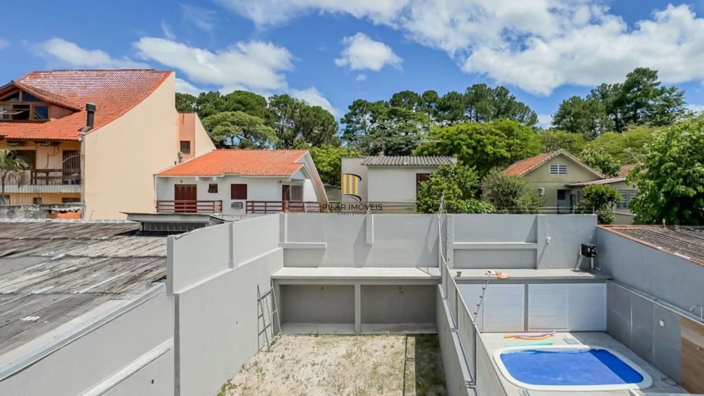 Casa térrea com 3 suítes, lavabo e 2 vagas.