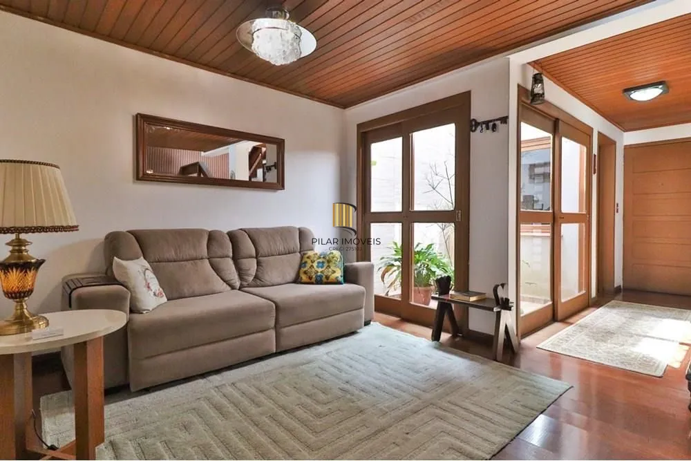 Casa térrea com 2 dormitórios, lavabo, espaço gourmet e 2 vagas.