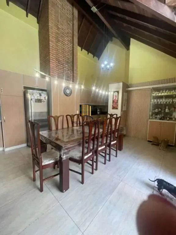 Casa térrea com 2 suítes com amplo pátio,