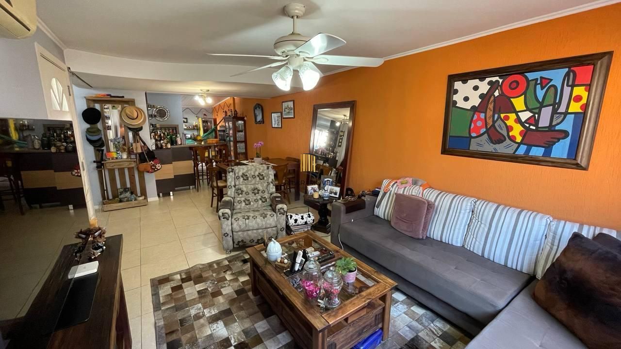 Sobrado em condomínio no Jardim Lindóia com pátio e suíte