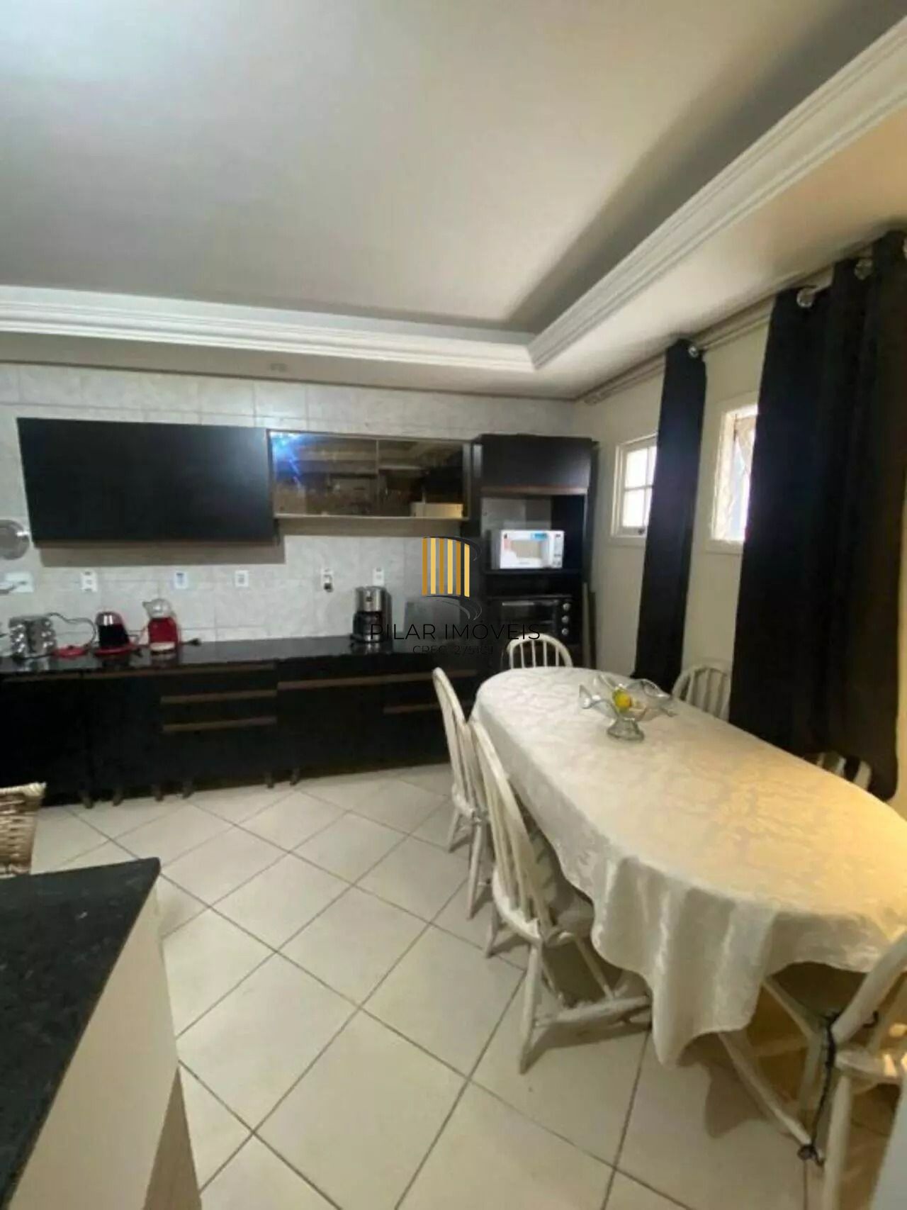 Casa com Duas Residências e Pátio Amplo no Bairro Tranquilo