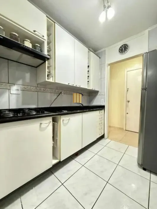 Apartamento com 3 dormitórios, sacada e churrasqueira.