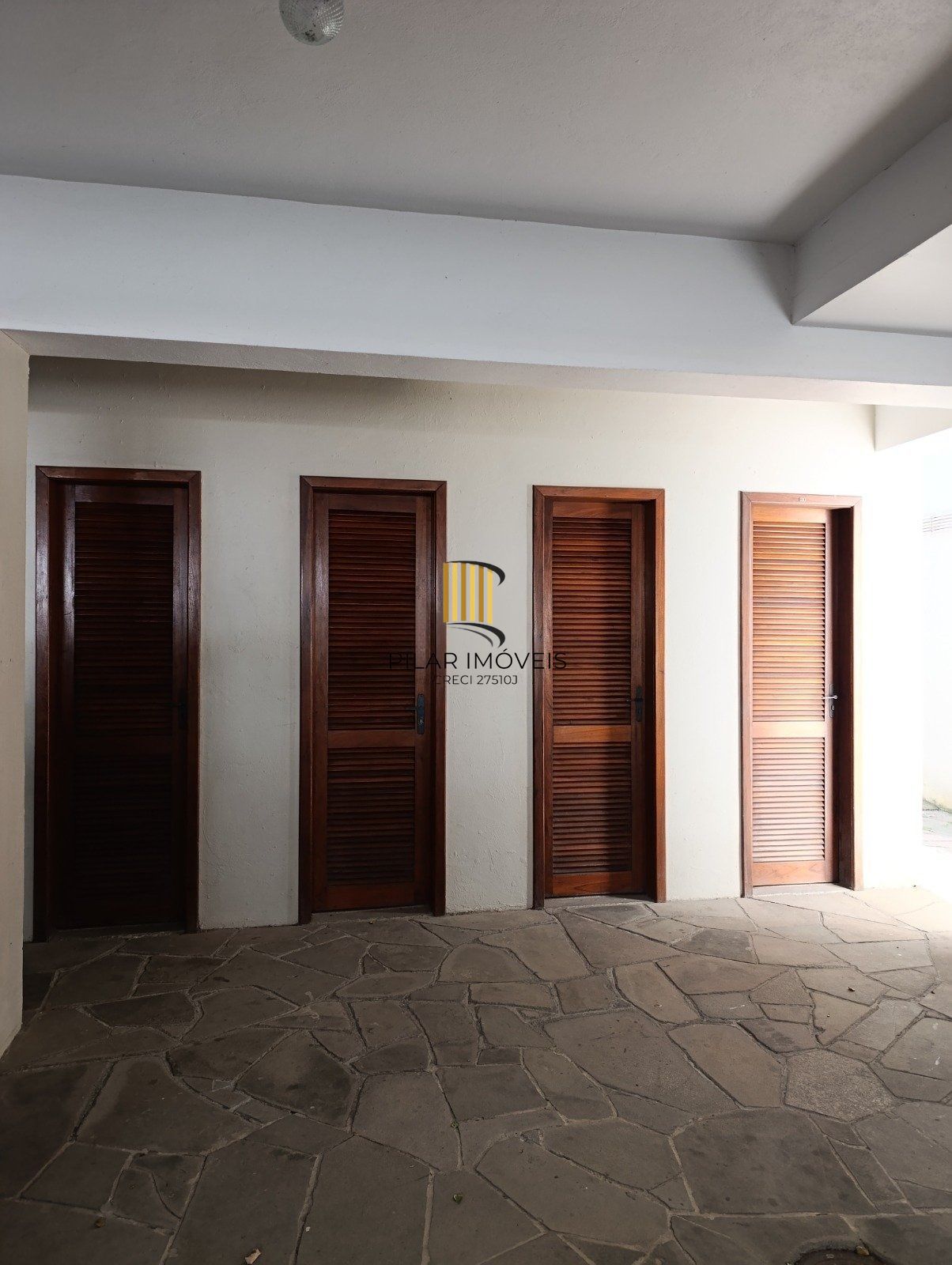 Apartamento de 2 dormitórios com suíte, sacada e churrasqueira.