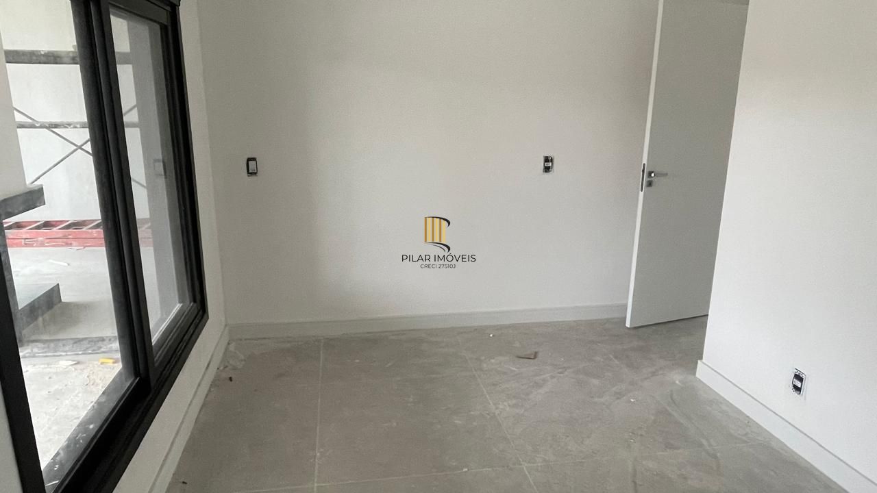 Casa em condomínio com 3 dormitórios, 2 suítes, churrasqueira, lareira e 2 vagas.