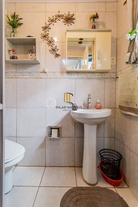 Casa térrea com 3 dormitórios, amplo pátio e 2 vagas de garagem cobertas.