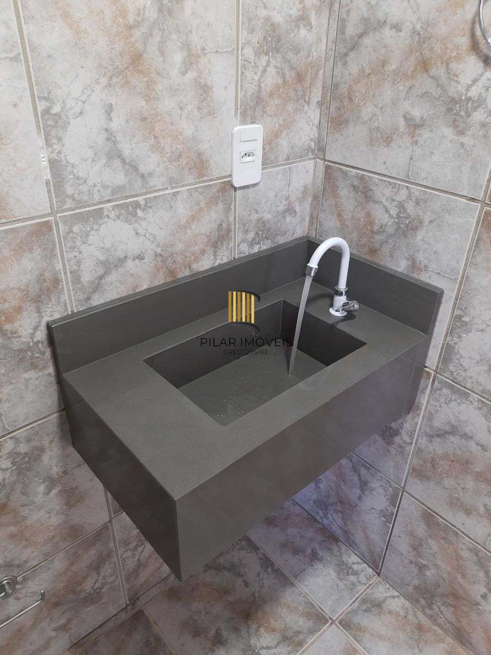 Apartamento com 2 dormitórios totalmente reformado com 2 vagas rotativas.