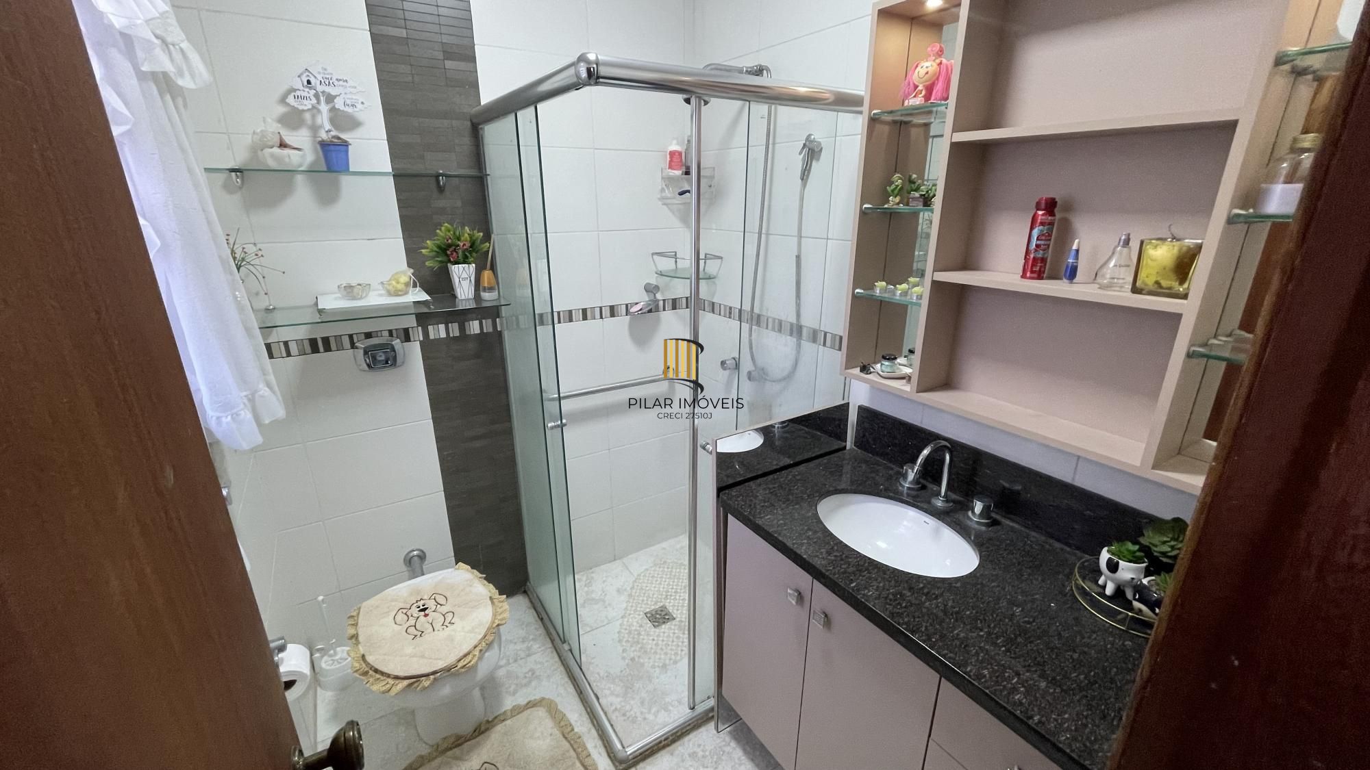 Casa térrea com 2 suítes com amplo pátio,