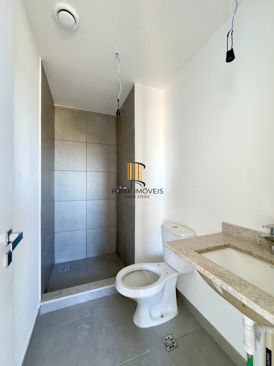 Apartamento de 02 dormitórios. 59m² privativos, churrasqueira e vaga, com suíte próximo Puc
