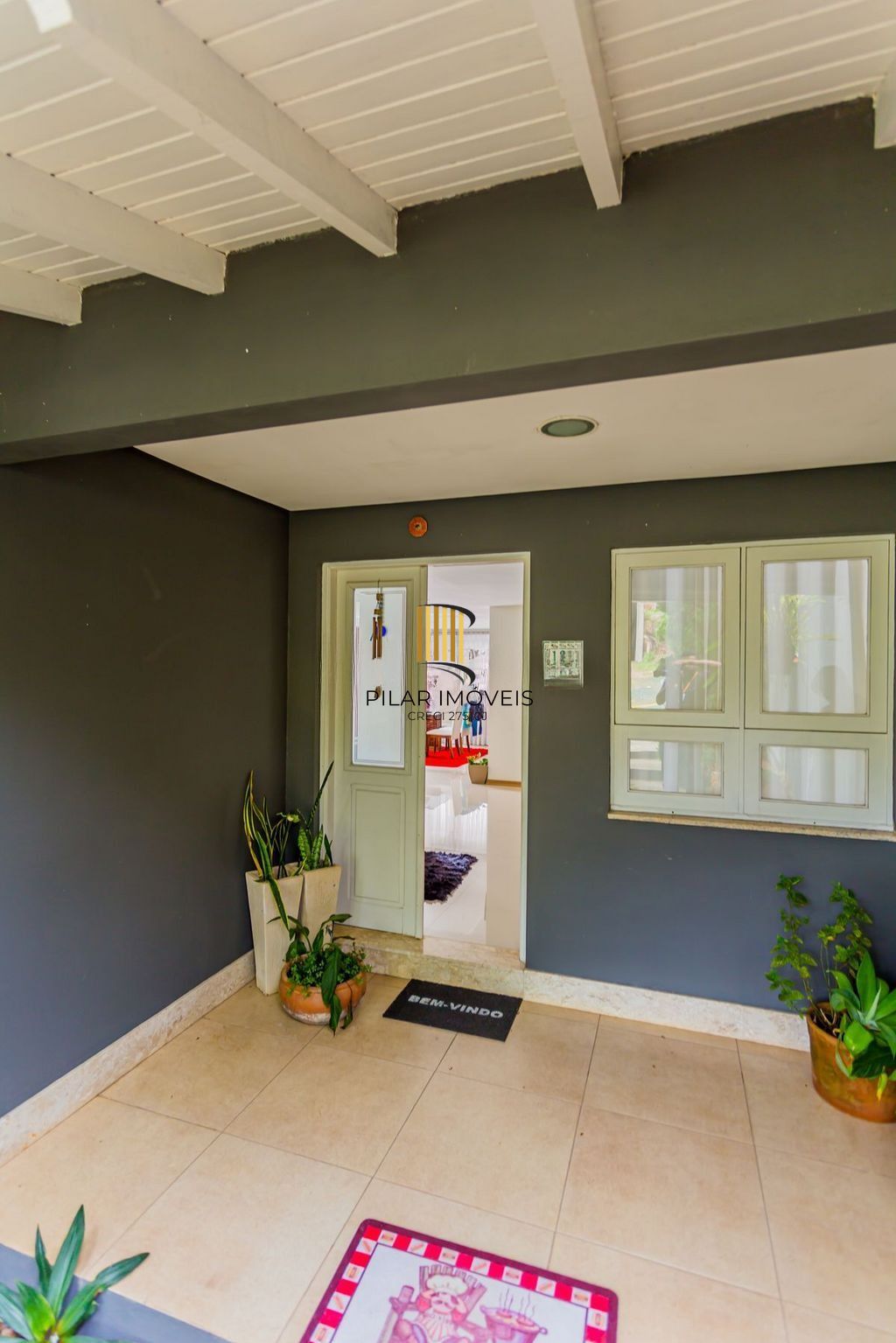 Casa em Condomínio com 3 dormitórios, suíte e 2 vagas cobertas.