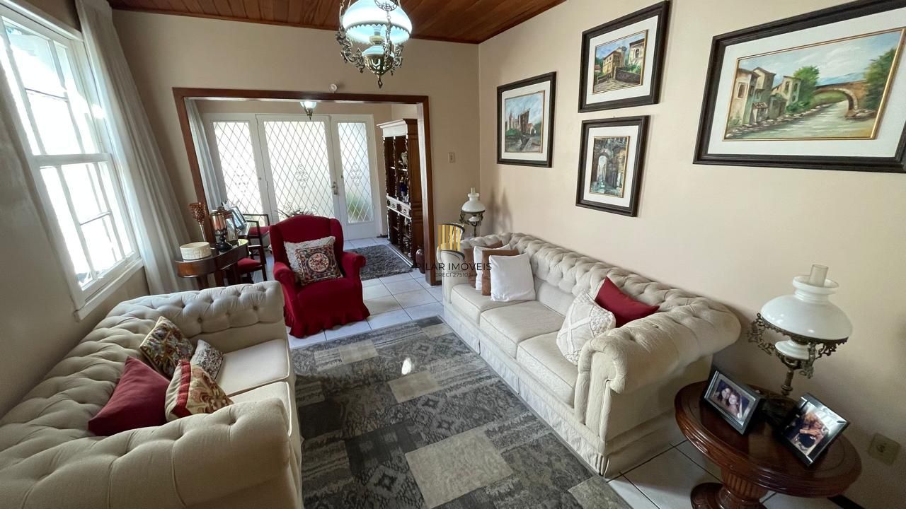 Casa com pátio com 3 dormitórios, 2 banheiros e 4 vagas.