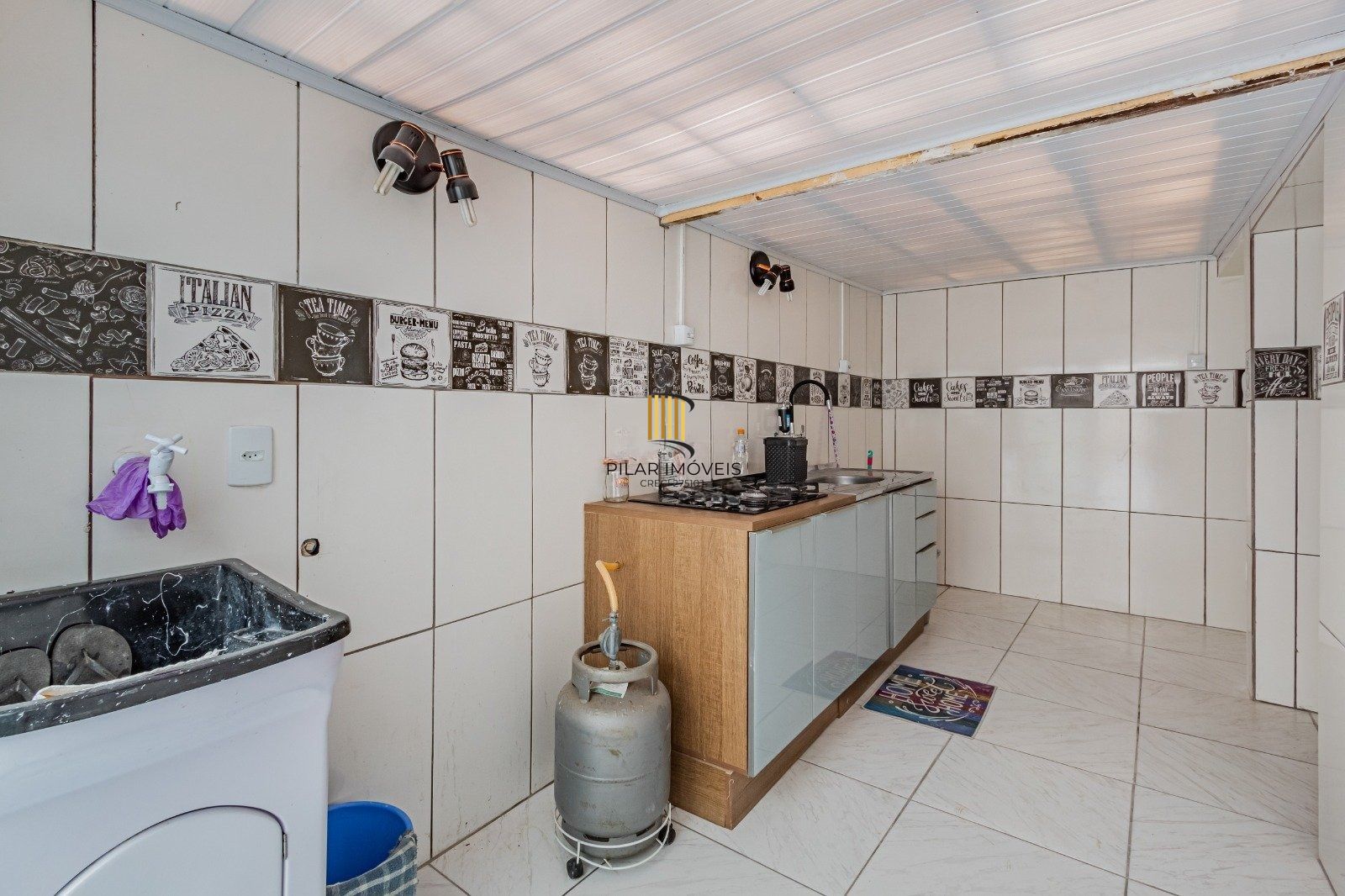 Térreo com pátio Semimobiliado, 2 Dormitórios, Próximo ao Praia de Belas