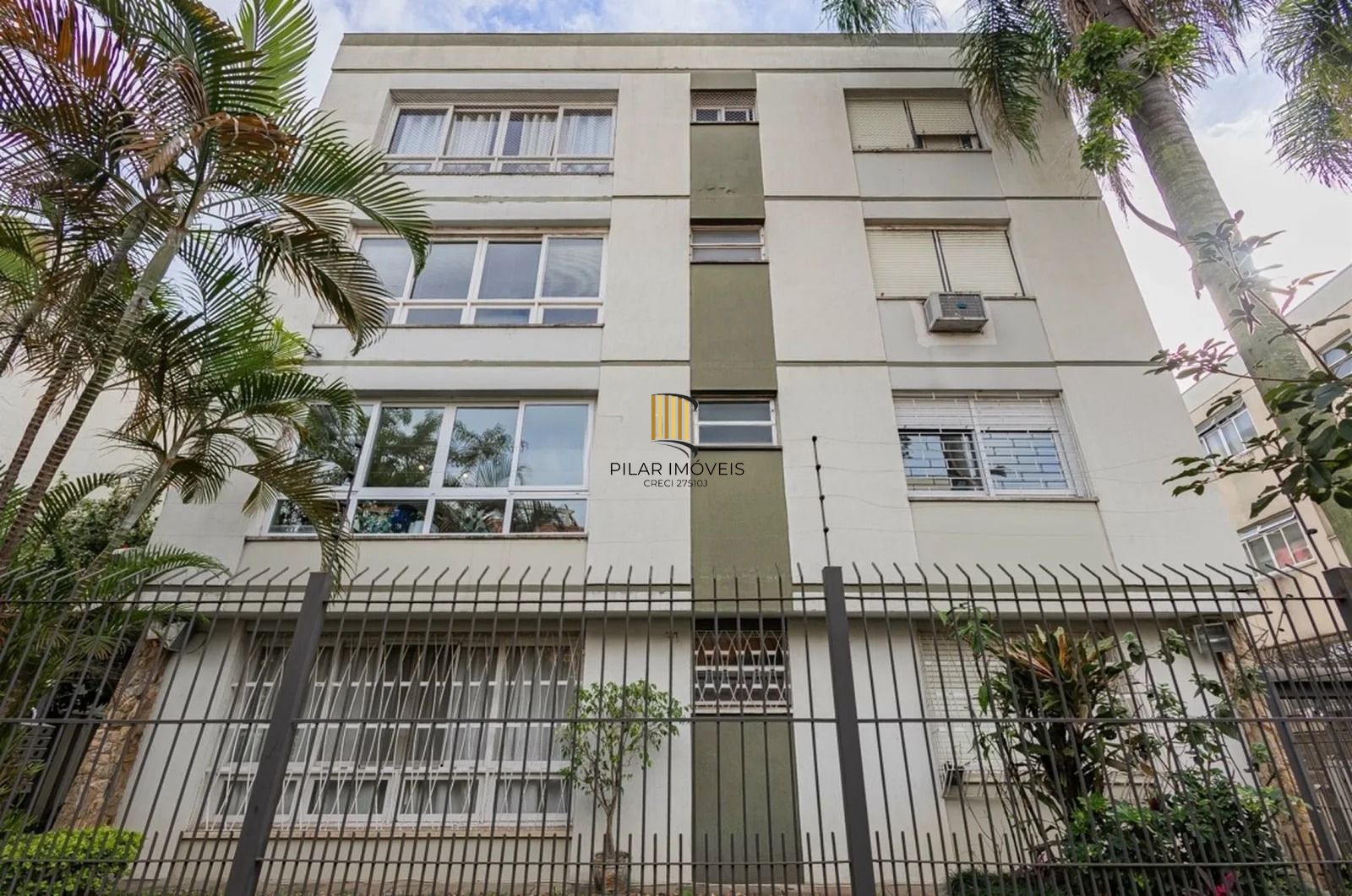 Apartamento de 2 dorm, 80m² privativos com vaga de garagem e elevador.