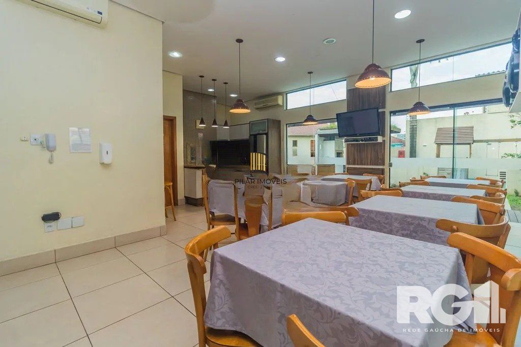 Apartamento com 94m², 3 quartos, 1 suíte, 2 vagas, no bairro Cristo Redentor em Porto Alegre..