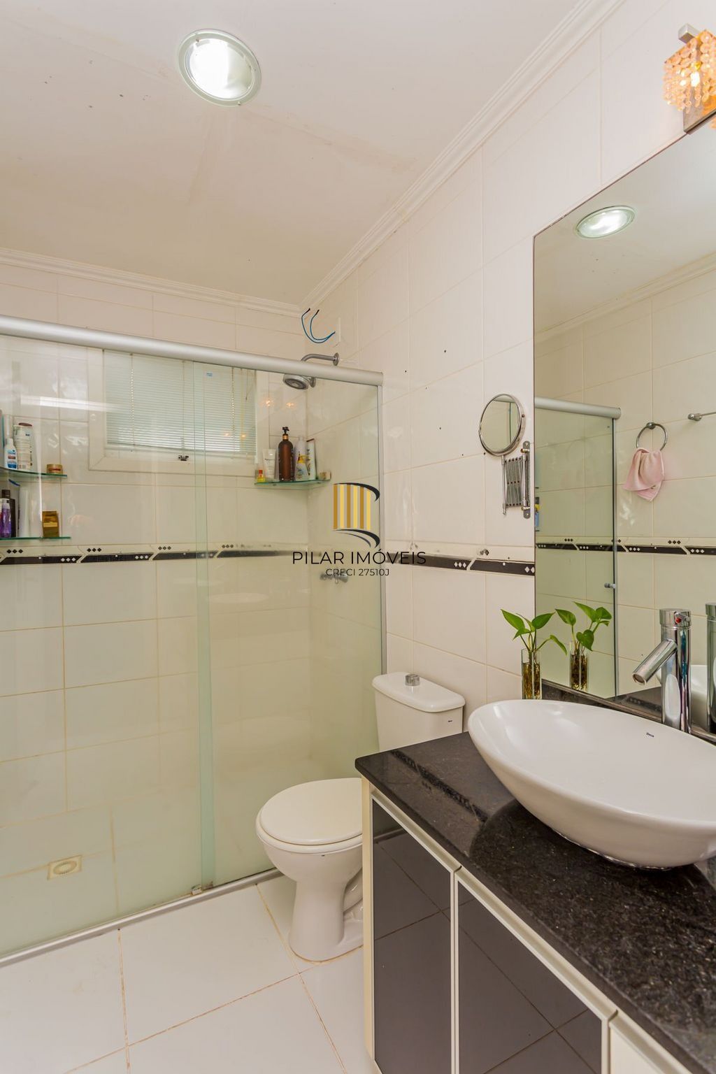 Casa em Condomínio com 3 dormitórios, suíte e 2 vagas cobertas.
