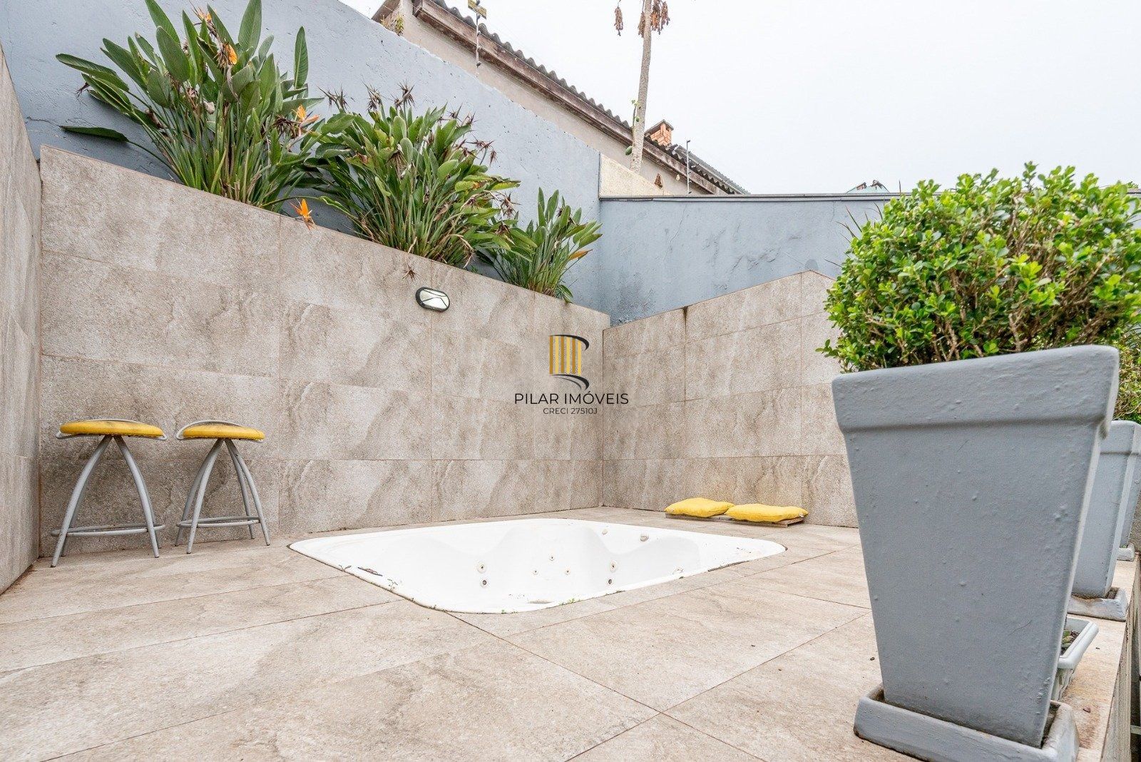 Casa com 3 dormitórios, suíte, pátio com spa, 3 vagas, Rua do Pampa - Ecoville