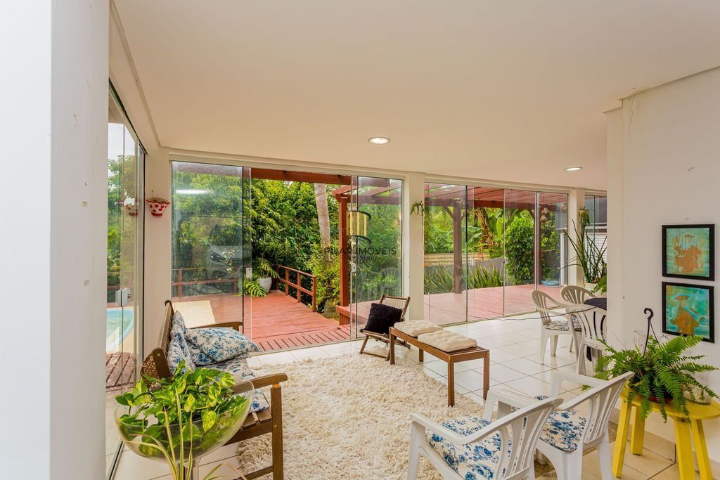 Casa em Condomínio com 3 dormitórios, suíte e 2 vagas cobertas.