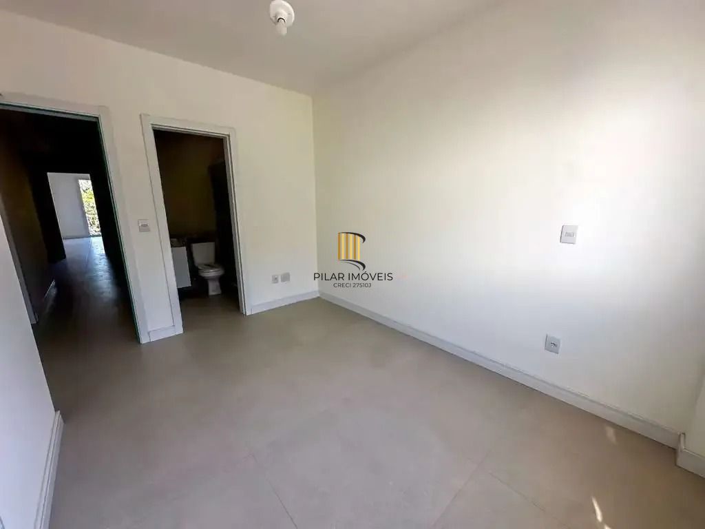 Casa com 3 dormitórios, suíte, churrasqueira, lareira e 2 vagas de garagem.