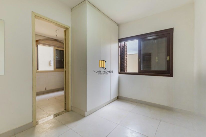 Casa com pátio e churrasqueira em frente à praça – Jardim Sabará