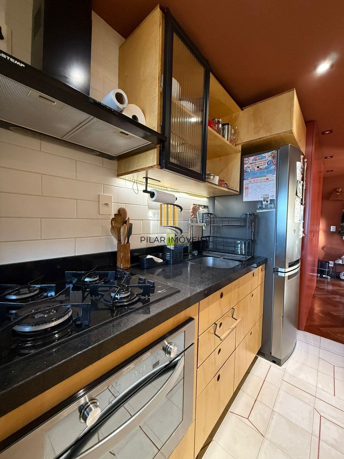 Apartamento com 2 dormitórios, suíte e churrasqueira.