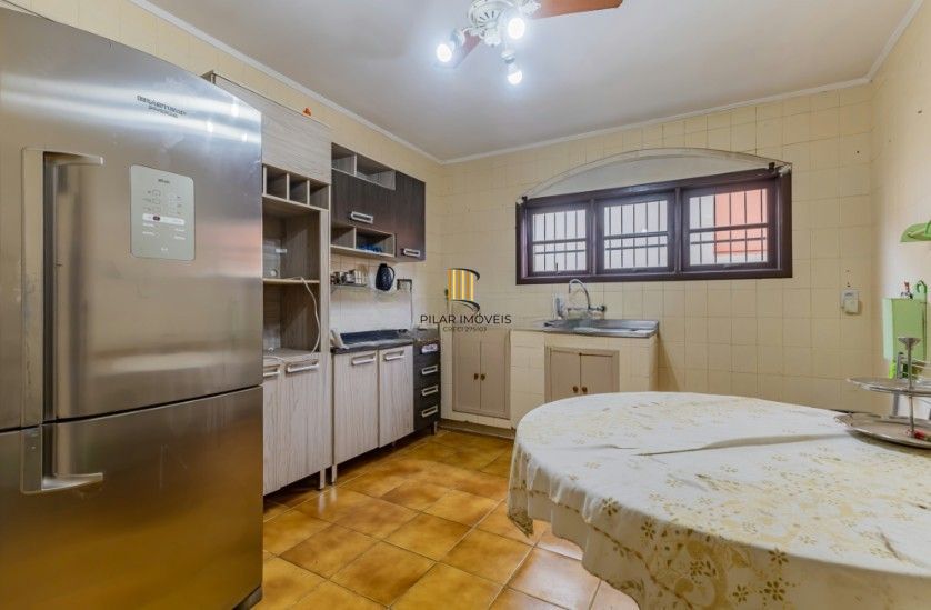 Casa com pátio e churrasqueira em frente à praça – Jardim Sabará