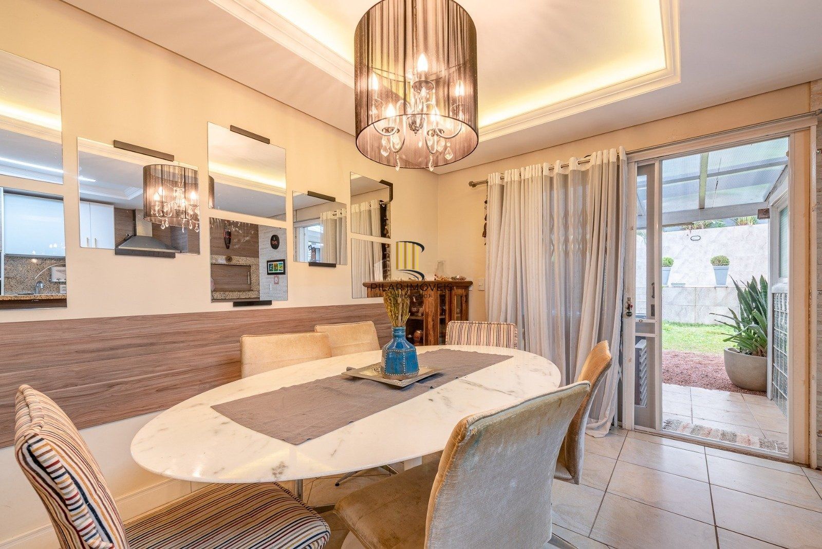 Casa com 3 dormitórios, suíte, pátio com spa, 3 vagas, Rua do Pampa - Ecoville