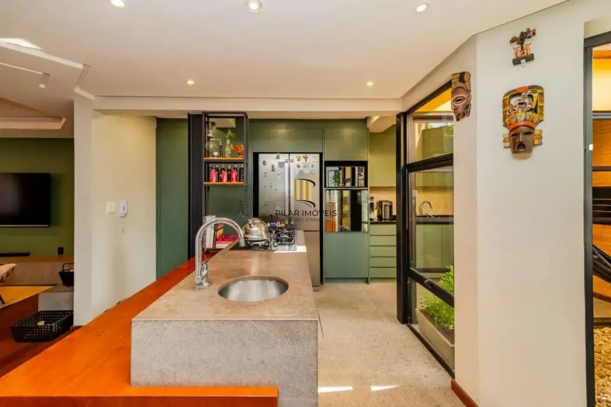 Casa em condomínio com 3 dormitórios, revertido em 2, suíte e 2 vagas.