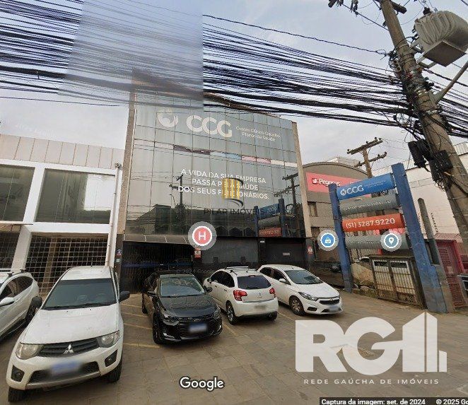 Prédio comercial reformado com auditório e 30 salas equipadas