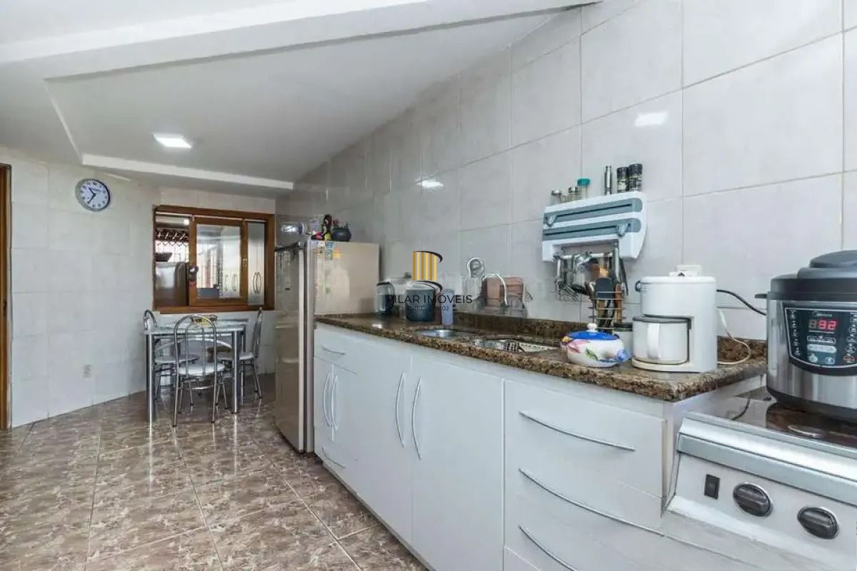 Casa térrea com 5 dormitórios, 2 suítes, 3 vagas.