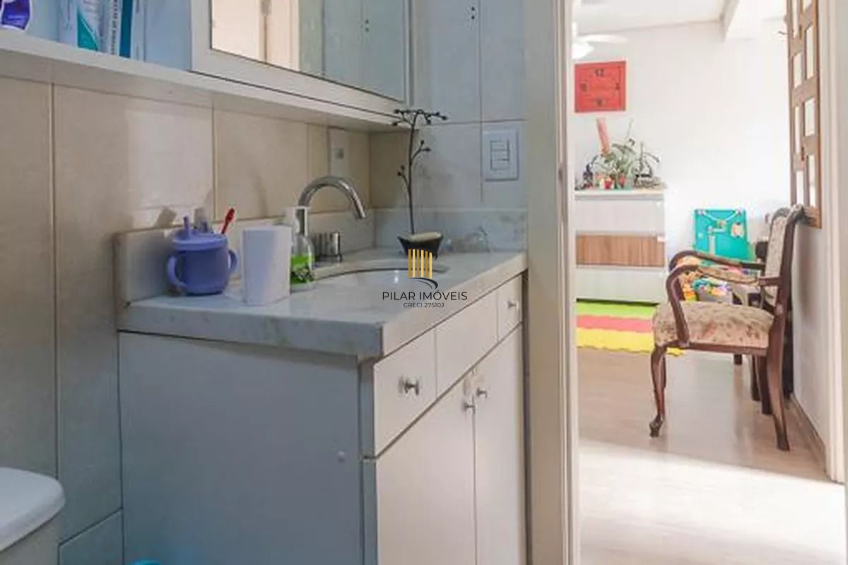 Apartamento com 2 dormitórios, suíte e churrasqueira.