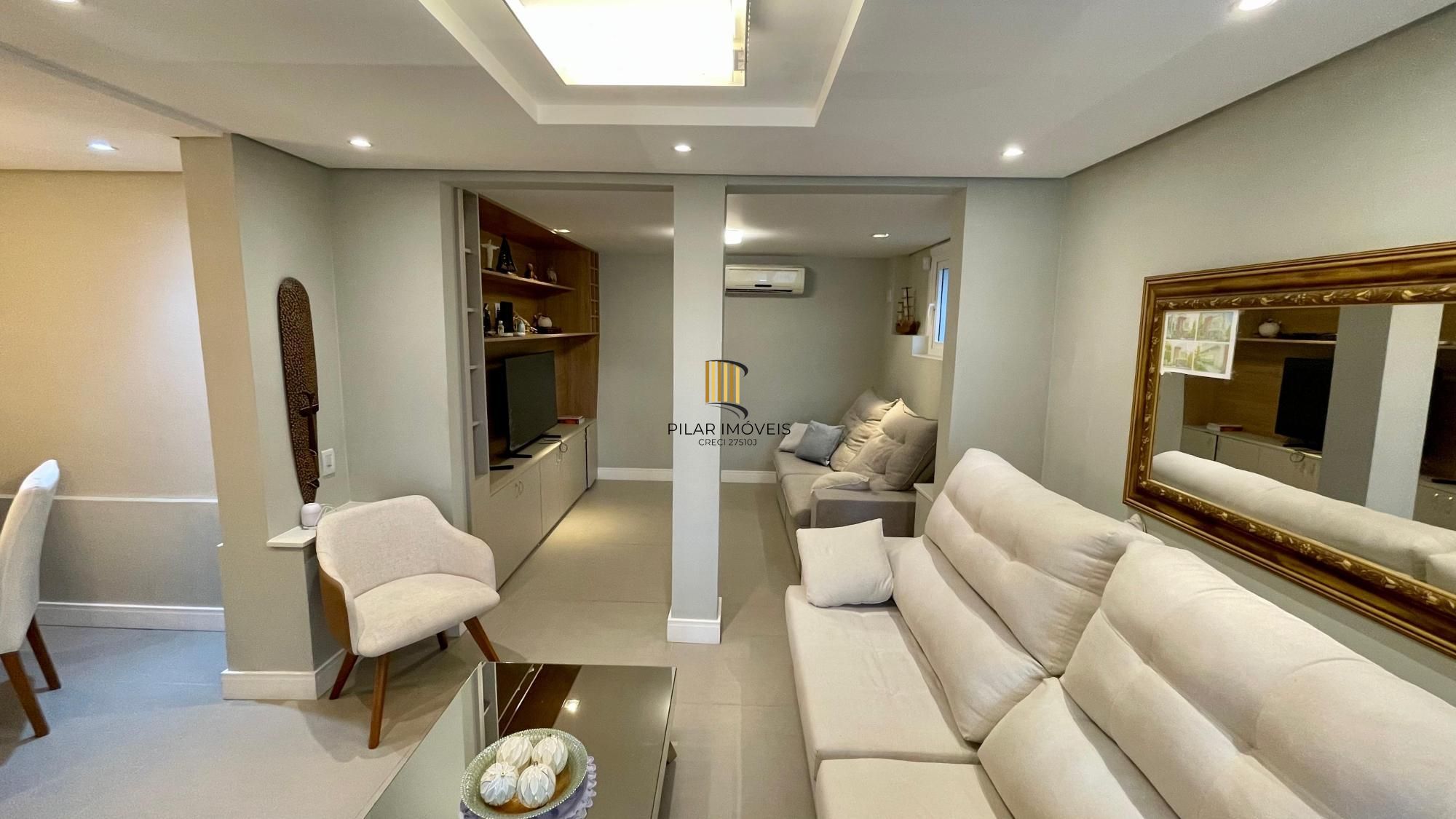 Casa térrea 100% mobiliada com 3 dormitórios, suíte, piscina e 3 vagas.