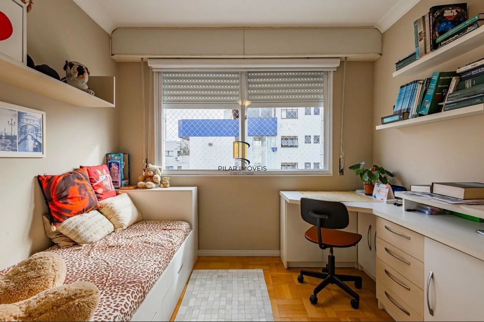 Apartamento de 2 dorm, 80m² privativos com vaga de garagem e elevador.