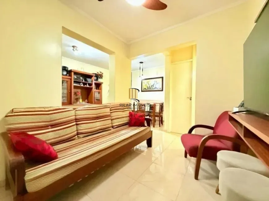 Apartamento com 3 dormitórios, sacada e churrasqueira.