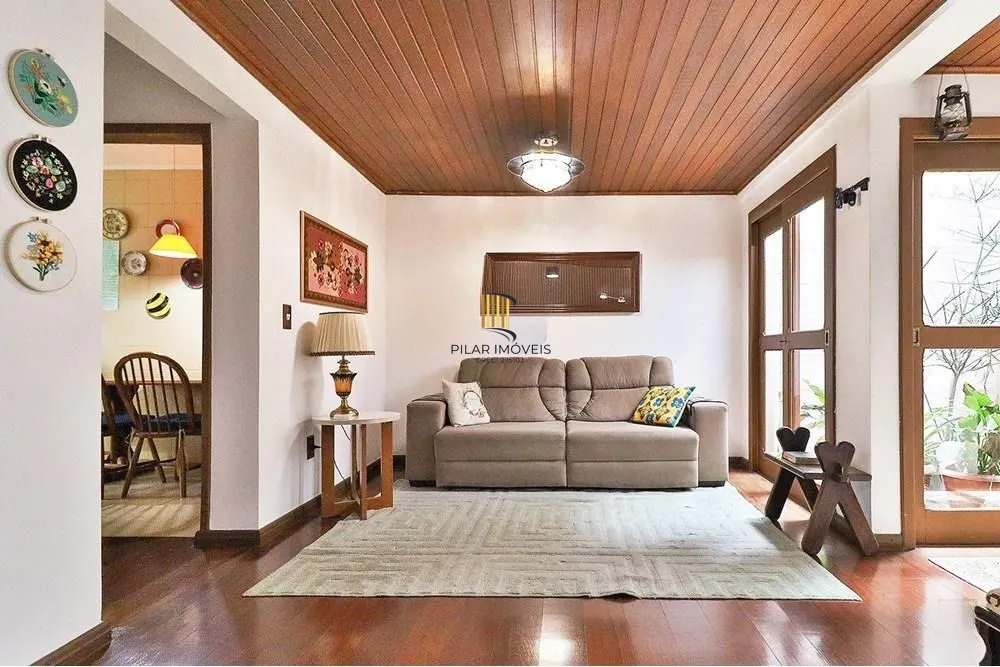 Casa térrea com 2 dormitórios, lavabo, espaço gourmet e 2 vagas.