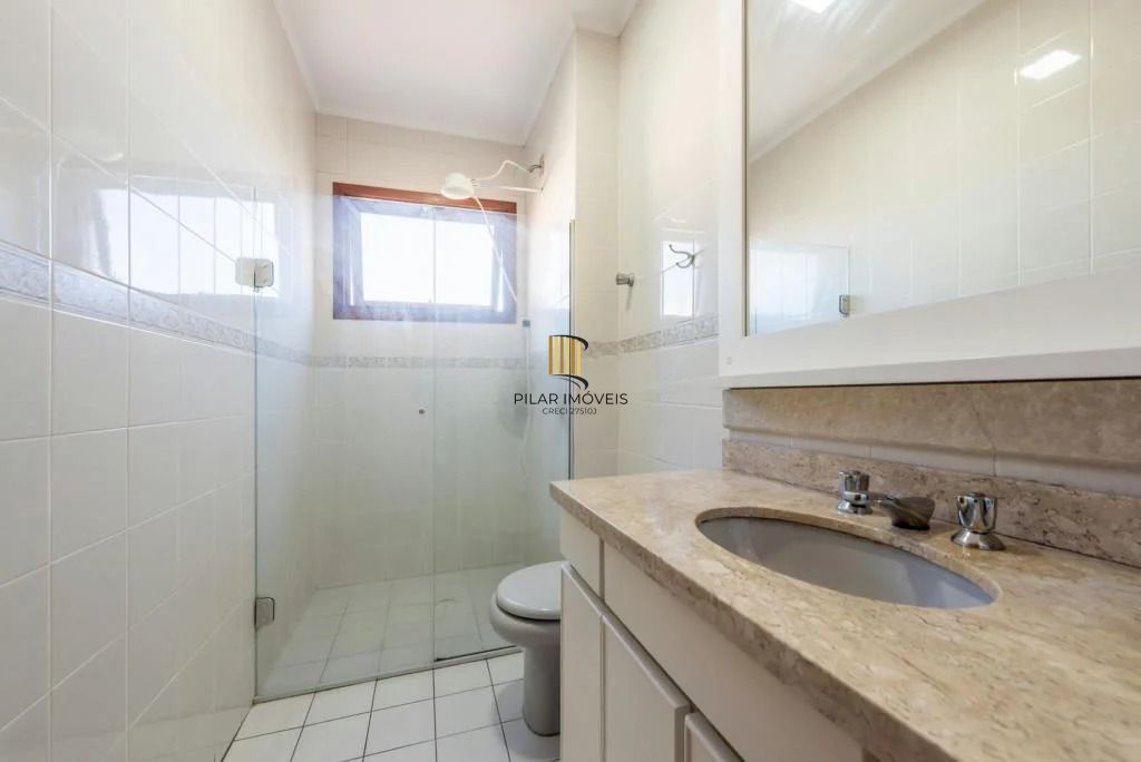 Cobertura com 3 dormitórios, suíte, piscina e churrasqueira.