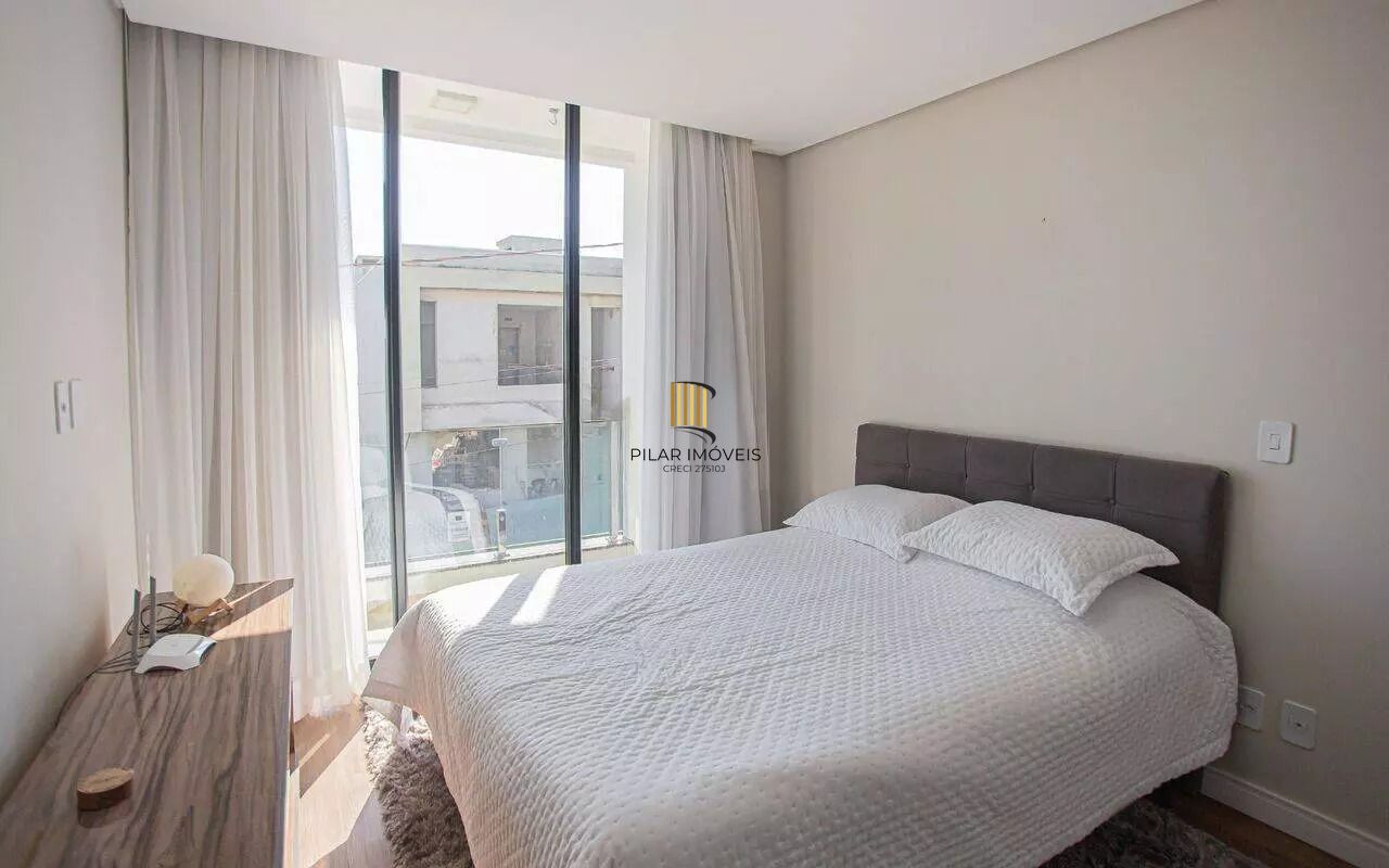 Casa em condomínio com 3 dormitórios, suíte e 2 vagas.