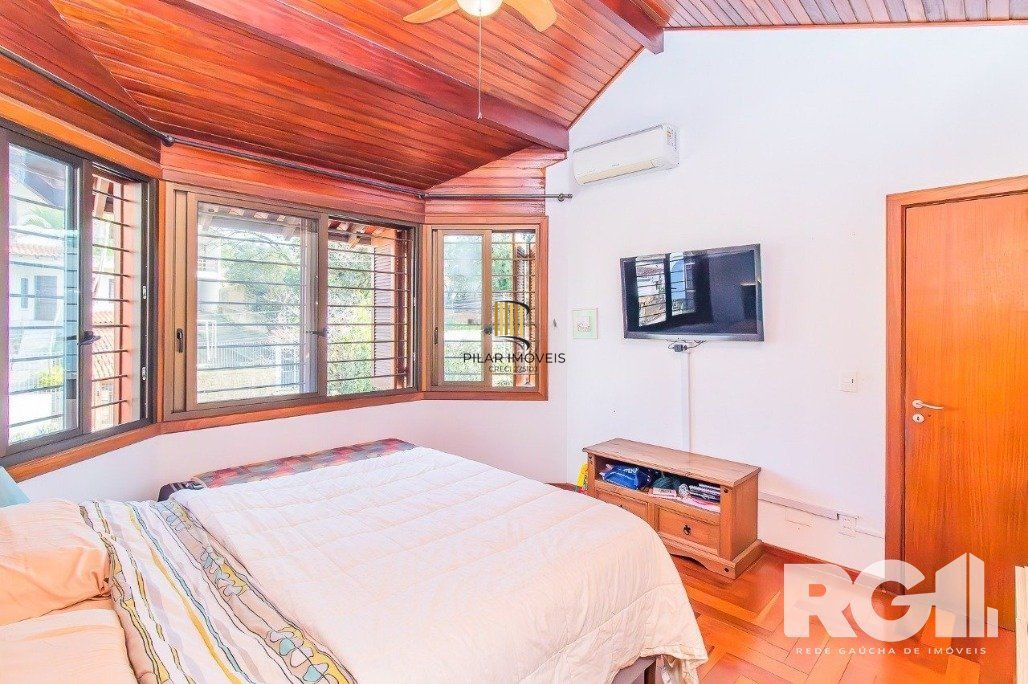 Casa espaçosa com 3 dormitórios, pátio com piscina e 4 vagas