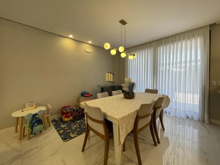 Casa em condomínio com 3 dormitórios, suíte e 2 vagas.