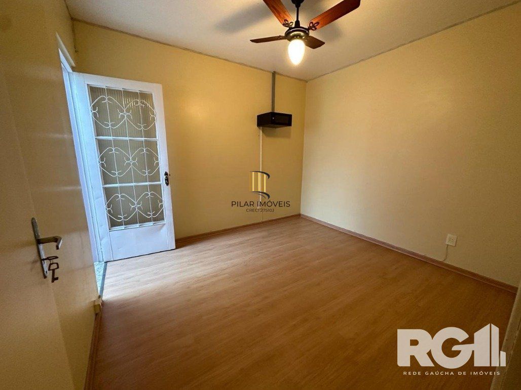 Casa reformada com pátio e espaço gourmet em frente à praça