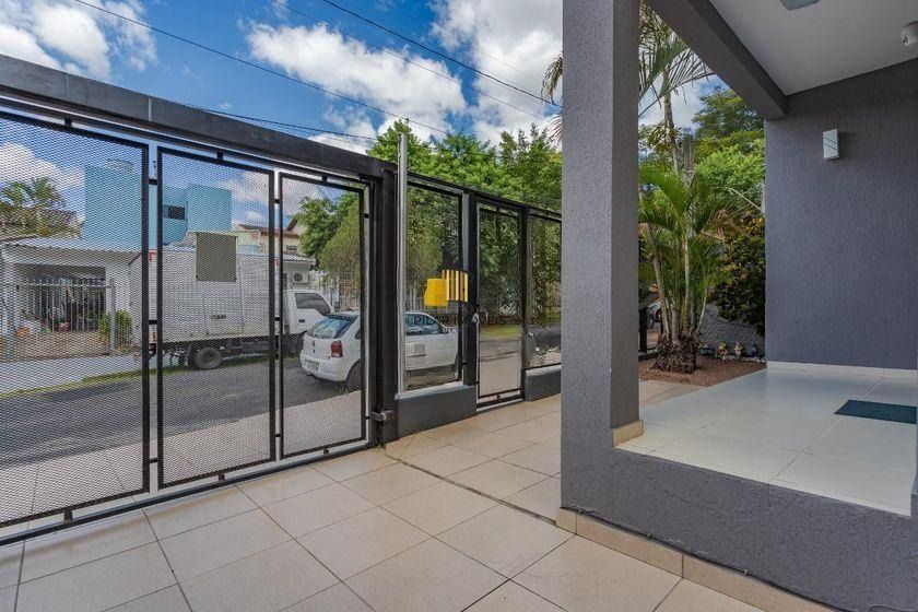 Casa térrea com 3 dormitórios, espaço gourmet e 3 vagas.