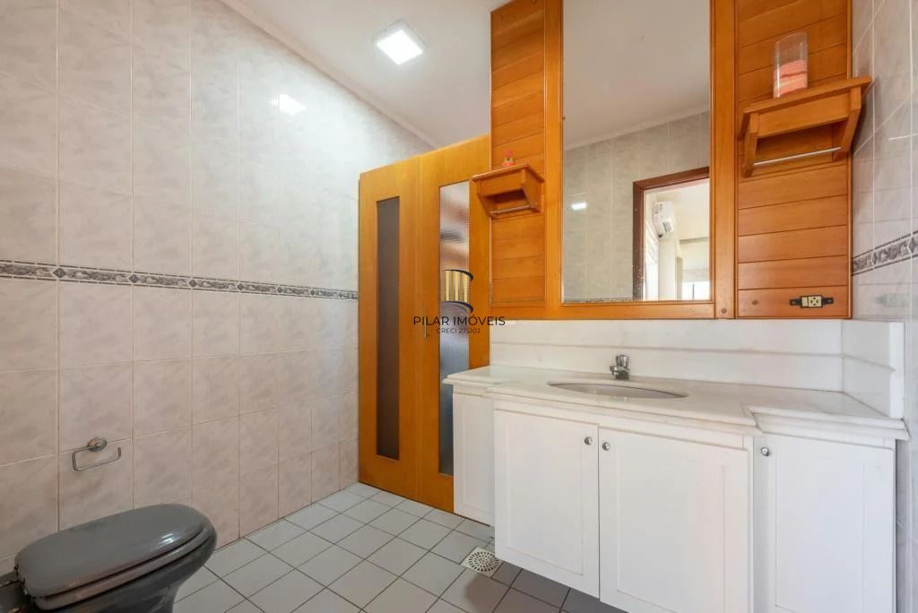 Cobertura com 3 dormitórios, suíte, piscina e churrasqueira.