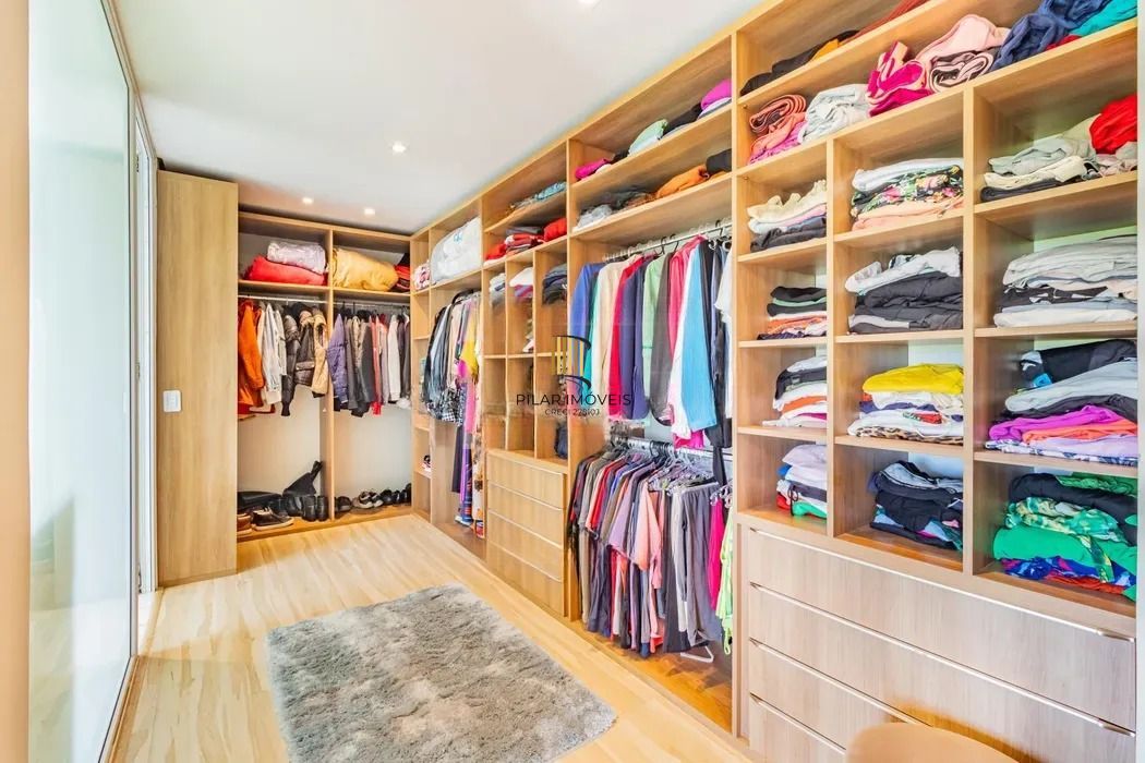 Casa térrea com 3 dormitórios, suíte e 2 vagas.