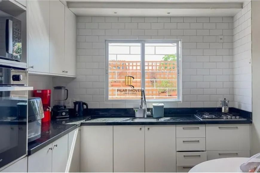 Casa térrea com 4 dormitórios, suíte e 2 vagas.