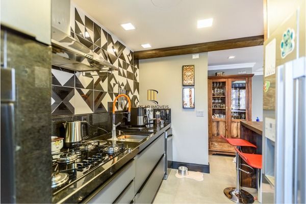 Apartamento reformado 3 dormitórios com vista aberta no Mont Serrat